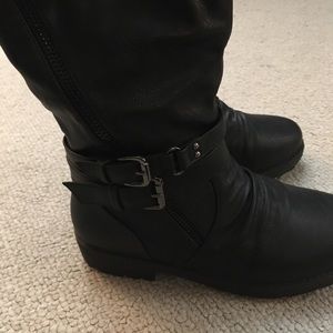 Black boots with buckles.